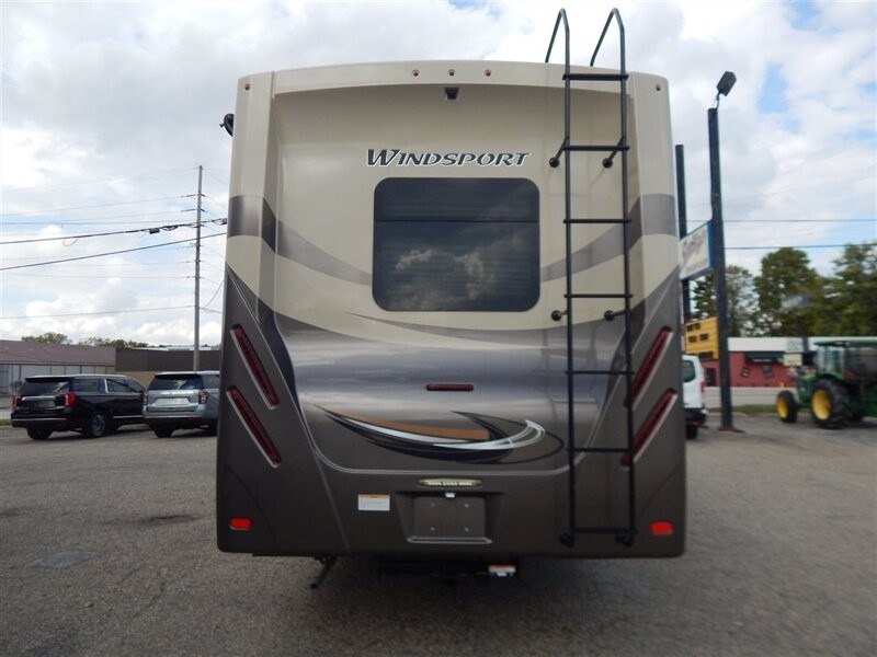 2019 Thor Windsport 29M Tan 6.8 Liter V10