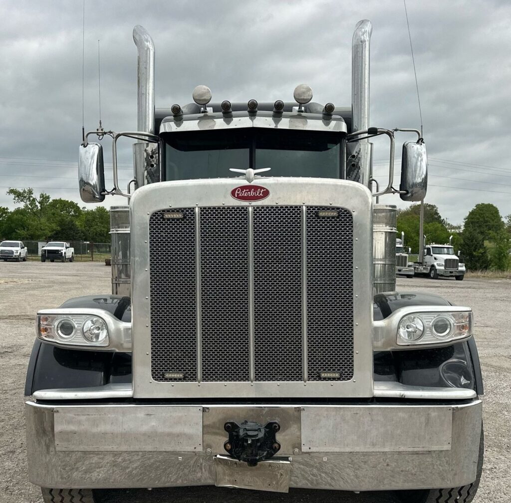 2022 Peterbilt 389 semi truck