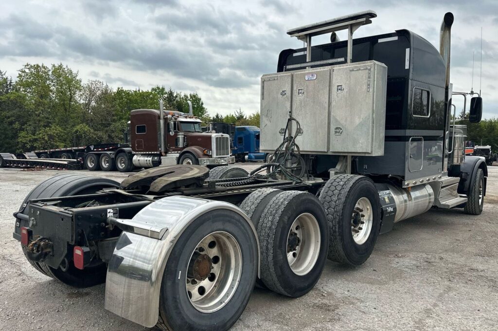 2022 Peterbilt 389 semi truck